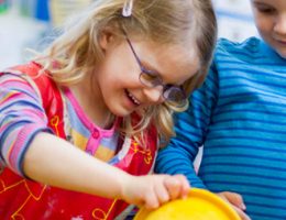 Kostenlos an Kinderbetreuung für die Sitzungszeiten kommen